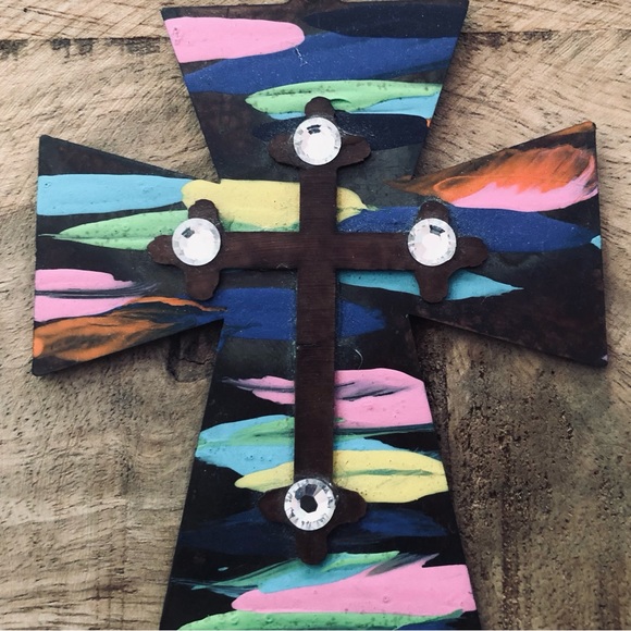Painted metal cross that could be a wall hanging, Xmas tree ornament, or pendant - Picture 8 of 9